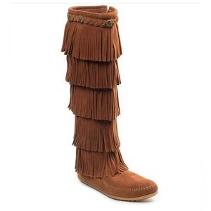 Minnetonka Five Layer Fringe Boots in Size 7